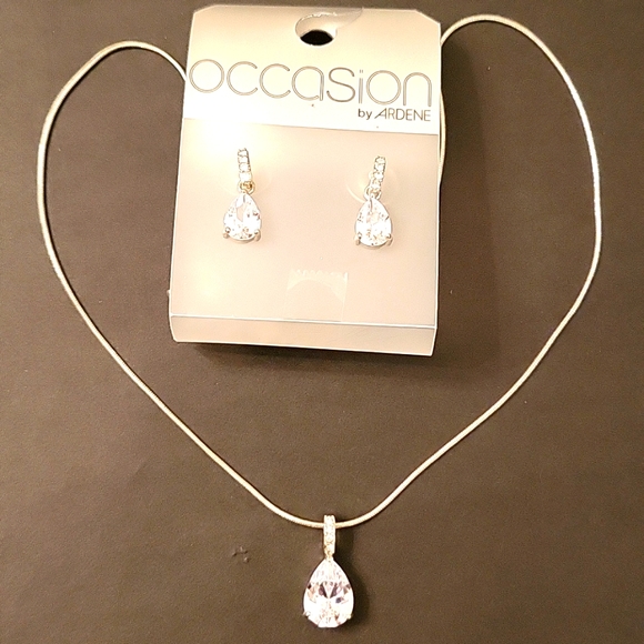 NEW Crystal Teardrop Necklace  & Earrings Set! - Picture 3 of 11